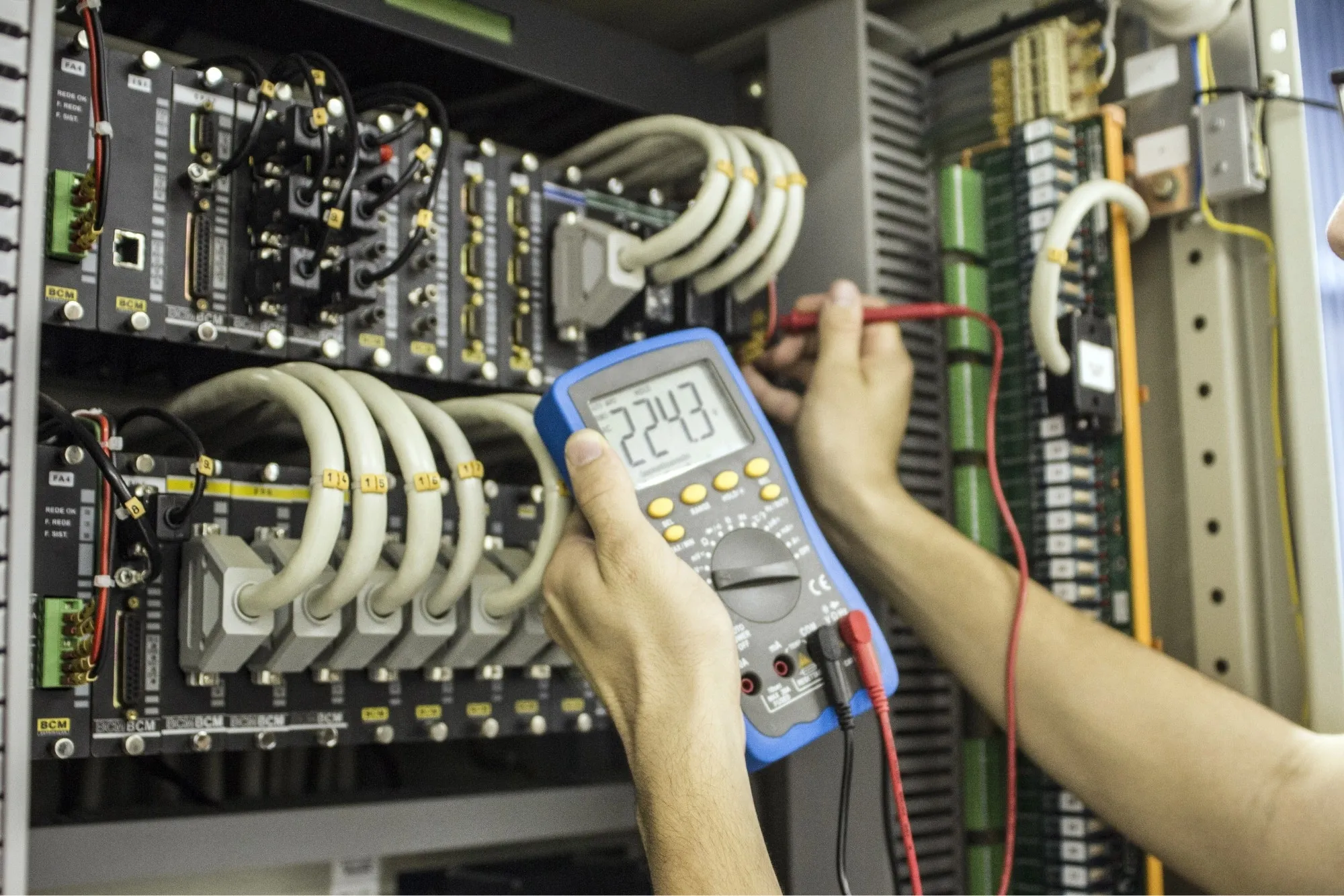 Painel de controle elétrico com cabos e disjuntores, representando a engenharia elétrica.